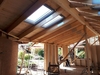 Tagkonstruktion af træ i et nybyggeri, hvor Velux vinduer er monteret for at give naturligt lys til rummet.